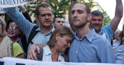 Carmen Bajo y Carlos Cano, el 30 de mayo durante una manifestaci&oacute;n contra su condena en Granada.