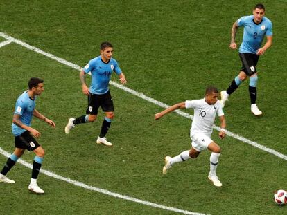 Mbappé maniobra entre cuatro uruguayos.