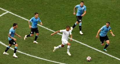Mbappé maniobra entre cuatro uruguayos.