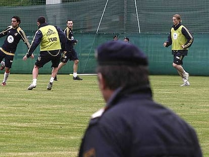 Un policía vigila el trabajo de la selección.