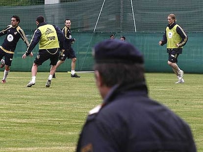 Un policía vigila  el trabajo de la selección.