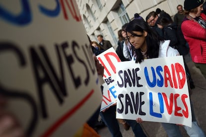 Manifestantes frente Agencia de Estados Unidos para el Desarrollo Internacional (USAID) en Washington, DC, Estados Unidos