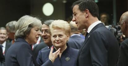 La primera ministra británica Theresa May (i) conversa con la presidenta lituana Dalia Grybauskaite (c) y el primer ministro holandés, Mark Rutte (d) al comienzo de la cumbre de jefes de Estado de la Unión Europea en Bruselas (Bélgica) hoy, 20 de octubre de 2016. Los líderes europeos se reúnen hoy y mañana para abordar la crisis de los refugiados y la política exterior.