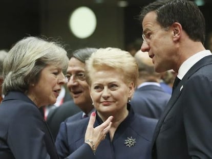 La primera ministra brit&aacute;nica Theresa May (i) conversa con la presidenta lituana Dalia Grybauskaite (c) y el primer ministro holand&eacute;s, Mark Rutte (d) al comienzo de la cumbre de jefes de Estado de la Uni&oacute;n Europea en Bruselas (B&eacute;lgica) hoy, 20 de octubre de 2016. Los l&iacute;deres europeos se re&uacute;nen hoy y ma&ntilde;ana para abordar la crisis de los refugiados y la pol&iacute;tica exterior. 