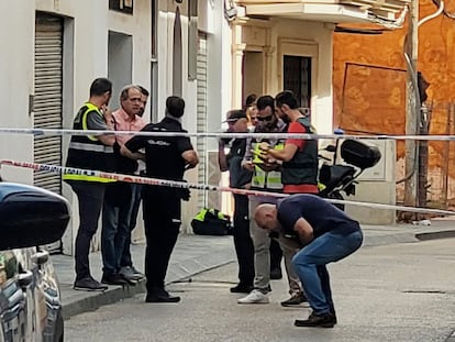 Agentes de la Policía Nacional, en el lugar donde se produjo el tiroteo el domingo en Andújar (Jaén).