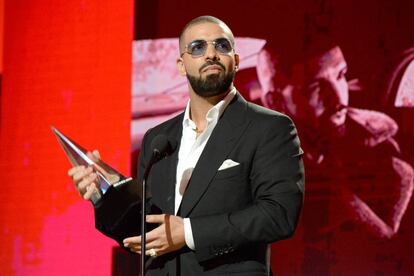 El rapero canadiense Drake, que partía con una cifra récord de nominaciones (13), se llevó a casa cuatro estatuillas, incluidas las de álbum favorito de rap/hip-hop y artista favorito de rap/hip-hop.