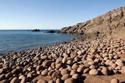 El macar d’Alfurinet, un mosaic colgat de pedres roges.