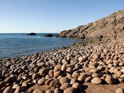 El macar d’Alfurinet, un mosaic colgat de pedres roges.