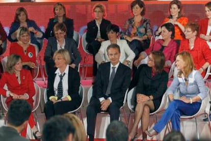 Zapatero durante un acto en la Casa de América con candidatas socialistas a las próximas elecciones del 22-M.