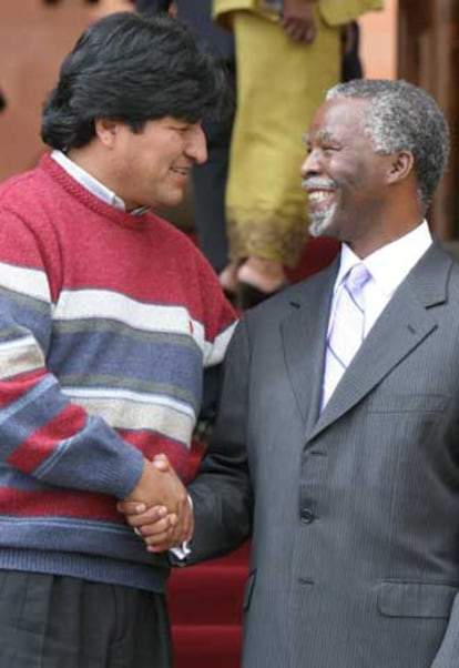 Evo Morales saluda al presidente Thabo Mbeki en su visita a Suráfrica.