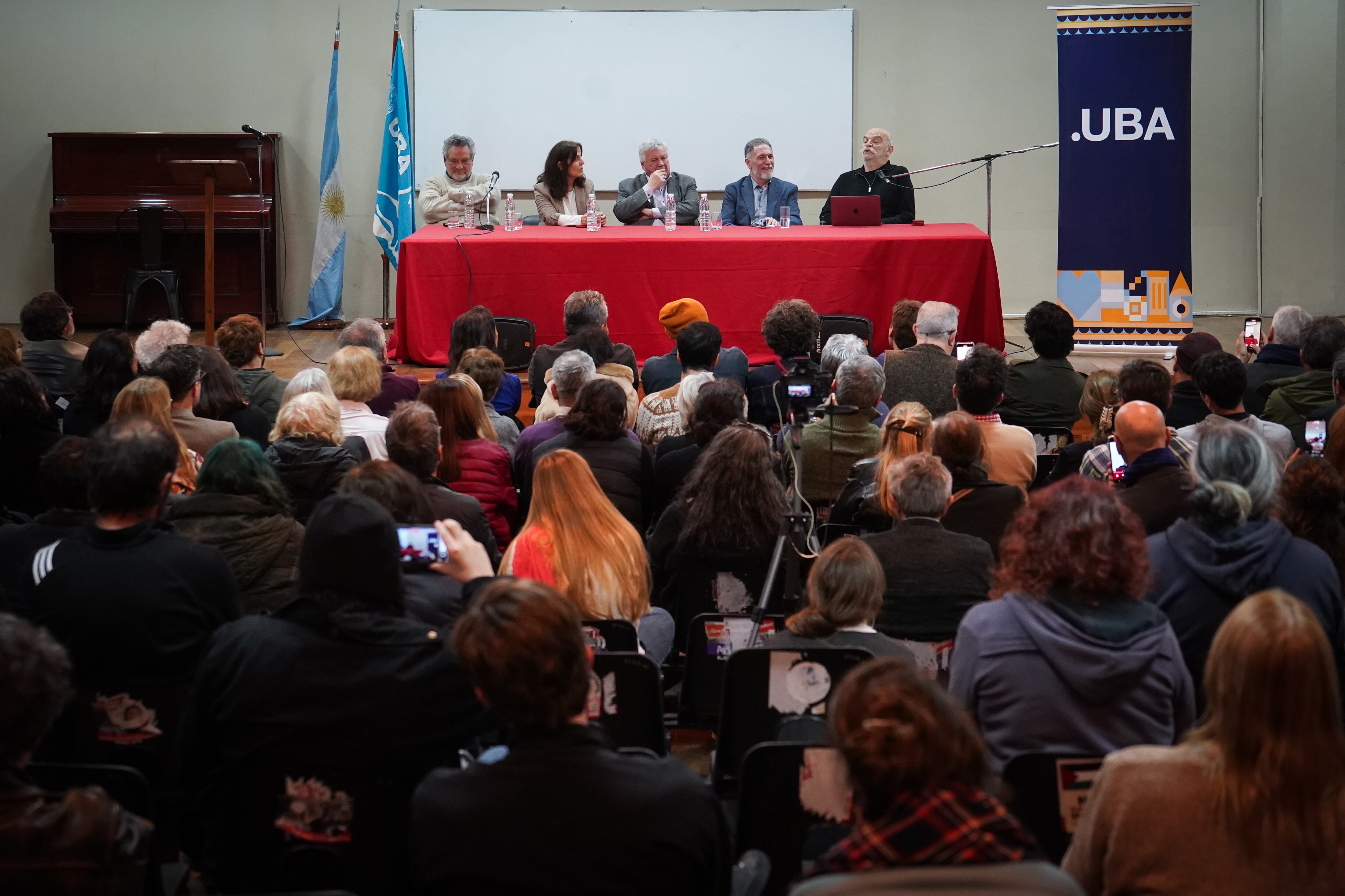 El aula central de la Facultad de Filosofía y Letras lució llena para acompañar a Caparrós.