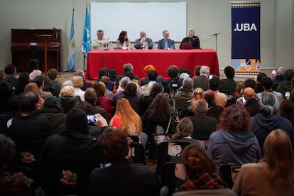 El aula central de la Facultad de Filosofía y Letras lució llena para acompañar a Caparrós.