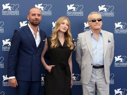 Los actores Wojciech Mecwaldowski y Paulina Chapkov (izquierda), junto a al director Jerzy Skolimowski, durante la presentaci&oacute;n de &#039;11 Minutes&#039;.