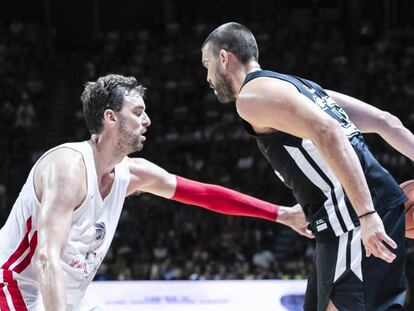 Marc Gasol encara a su hermano Pau durante el partido en Girona.