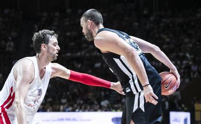 Marc Gasol encara a su hermano Pau durante el partido en Girona.