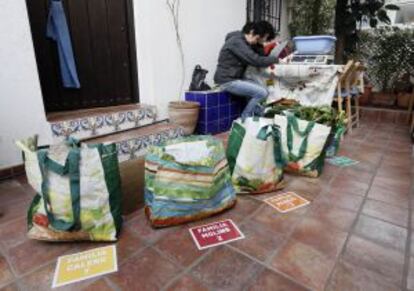 Reparto del grupo de consumo del barrio de Bellas Vistas.