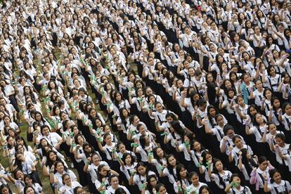 Estudiantes, durante una protesta convocada para concienciar sobre la violencia contra la mujer en un colegio católico en Manila (Filipinas).