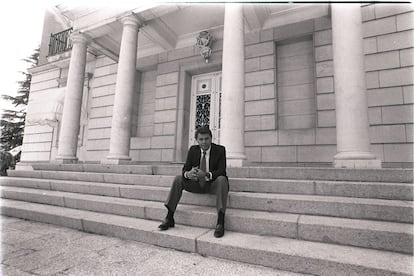 El presidente Felipe González en las escaleras del palacio en 1986. González fue el que sacó el despacho oficial del Palacio.
