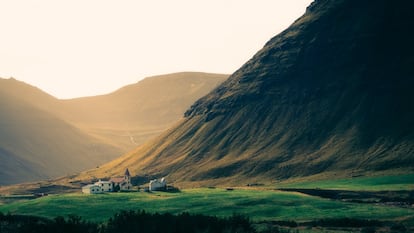 Es fácil entender que, de producirse una gran tormenta invernal, <a href="https://es.visiticeland.com/" target="_blank">este remoto sueño islandés de fiordos, cascadas y montes</a> podría quedar aislado del resto de la isla. En Ísafjörður (en la foto), la localidad más grande de la región de Vestfirðir, viven 4.000 personas. Los pueblos y las tiendas escasean en este paraje casi despoblado pero salvajemente bello. Y precisamente por el azote de las ventiscas de nieve durante el invierno, pese a su atractivo de postal, no es recomendable visitar <a href="https://elviajero.elpais.com/elviajero/2018/12/13/actualidad/1544694178_727283.html" target="_blank">esta remota región</a> en los meses más fríos del año.