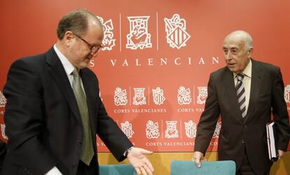 El Síndic de Greuges, José Cholbi, con el presidente de las Cortes Valencianas, Alejandro Font de Mora.