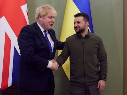 Boris Johnson (izquierda) y Volodímir Zelenski, este sábado en Kiev.