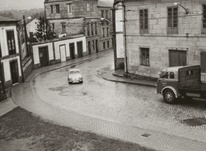 Para algunos, sus fotografías eran documentos caseros, placas que tiraba para pasar el rato. Ahora se sabe que no, que era jugoso material para volcar en sus libros. Retrataba lugares, más que personas. En la imagen, la calle del Arzobispo Malvar, en Pontevedra.