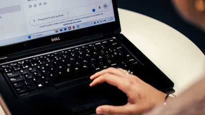 Una mujer utiliza Chat GPT Jesús en su ordenador.