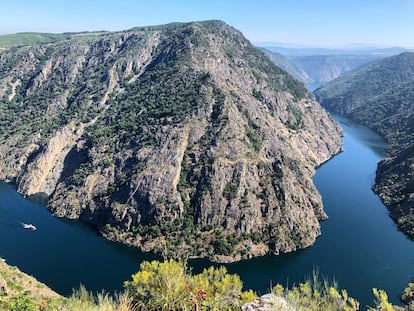 Los paisajes de la Ribeira Sacra, escenográfica región gallega que concentra, en el límite entre las provincias de Lugo y Ourense, profundos cañones fluviales, como los del Miño y el Sil (en la foto, visto desde el mirador de Vilouxe); vertiginosos viñedos dispuestos en sus inclinadas laderas —la llamada vendimia heroica—, y monasterios románicos embutidos en la frondosidad forestal, como el de Santa Cristina, del siglo X, estrena este otoño su reciente condición de reserva de la biosfera, concedida el pasado 15 de septiembre por el consejo internacional del programa Man and the Biosphere (MaB) de la Unesco.