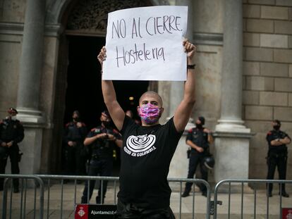 Manifestacion de restauradores en contra del cierre de los locales, frente al Palau de la Generalitat.