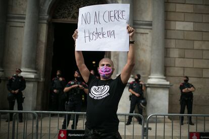 Manifestacion de restauradores en contra del cierre de los locales, frente al Palau de la Generalitat.