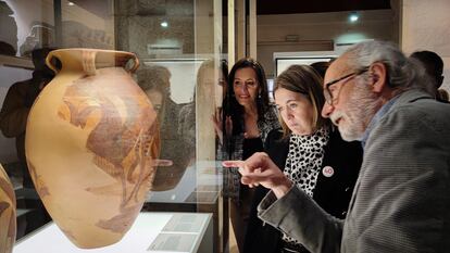 La consejera de Cultura de Madrid, Marta Rivera de la Cruz, observa una vasija decorada de la exposición 'Los últimos días de Tarteso'.