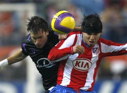 Agüero e Iñaki Bea luchan por el balón