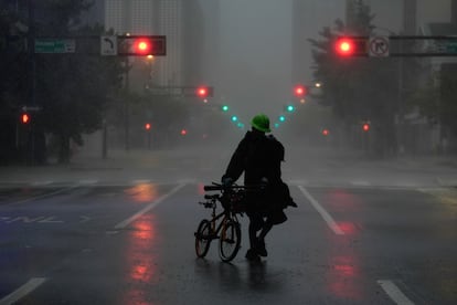 Un hombre camina en el centro de la ciudad de Tampa a la llegada del huracán Milton, el miércoles 9 de octubre.  
