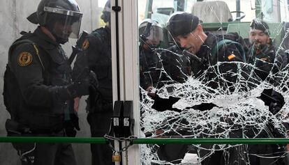 Momento en el que la Guardia Civil rompe la puerta de acceso al polideportivo de Sant Julià de Ramis, Girona, el 1-0.