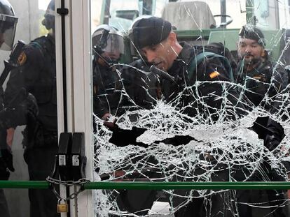 Momento en el que la Guardia Civil rompe la puerta de acceso al polideportivo de Sant Julià de Ramis, Girona, el 1-0.