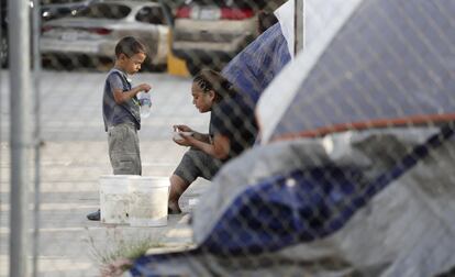 Una migrante hondureña en busca de asilo espera en una tienda de campaña con su hijo de cinco años, en Matamoros (México). 