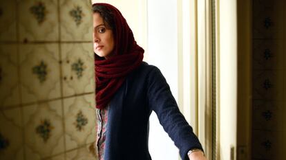 El iraní Asghar Farhadi es el guionista y director de esta película que relata la vida de Emad y Rana, una joven pareja cuyas vidas se verán sacudidas por un problema con el inquilino anterior de su nueva casa.