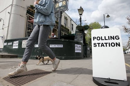 Carteles de un colegio electoral en Londres.