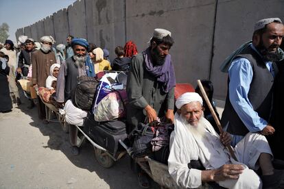 Personas esperan para acceder desde Afganistán a Pakistán en el paso fronterizo de Spin Boldak