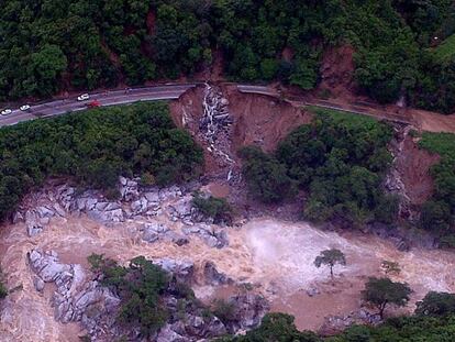 Una de las carreteras da&ntilde;adas en Guerrero.