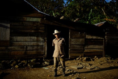 Em Santo Domingo, restaurantes privados e “bed and breakfast” proliferam ao lado da estrada principal, onde as vacas e os cavalos andam tranquilamente em busca das melhores pastagens. Na foto, Luca Castillo, 84 anos, posa para uma foto em frente à sua casa em Santo Domingo, na Sierra Maestra (Cuba).