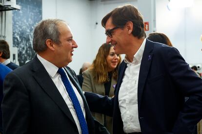 El líder del PSC, Salvador Illa (a la derecha), conversa con el ministro de Industria y Turismo, Jordi Hereu, este sábado en Barcelona.