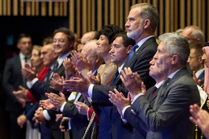 El rey Felipe VI, junto al lehendakari Pradales y los ministros Fernando Grande-Marlaska y José Manuel Albares, durante la jornada inaugural de la Conferencia Internacional de Víctimas del Terrorismo que se celebra en Vitoria.