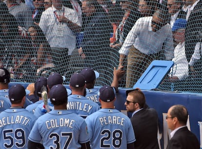 Obama saluda a los jugadores del Tampa Bay Rays antes del partido.