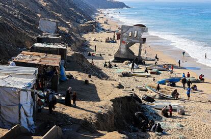 Vista panorámica de una playa en Deir el Balah, en el centro de la franja de Gaza, donde se sitúan varias infraviviendas de palestinos desplazados, este jueves. 