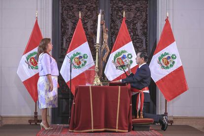 Dina Boluarte toma juramento al como nuevo primer ministro de Perú a Eduardo Arana.