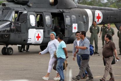 La exsenadora Piedad Córdoba desciende de uno de los helicópteros brasileños que recogerán a los rehenes de las FARC.