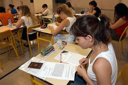 Alumnos de un liceo de París durante un examen de fin de curso, el pasado junio.