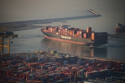 Un buque de carga de contenedores sale de la terminal del puerto de Barcelona, el pasado martes 8 de abril.