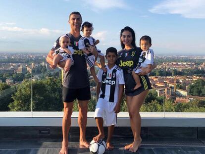 Cristiano Ronaldo y Georgina Rodríguez posan con sus cuatro hijos, vestidos todos con la equipación oficial de la Juventus de Turín.